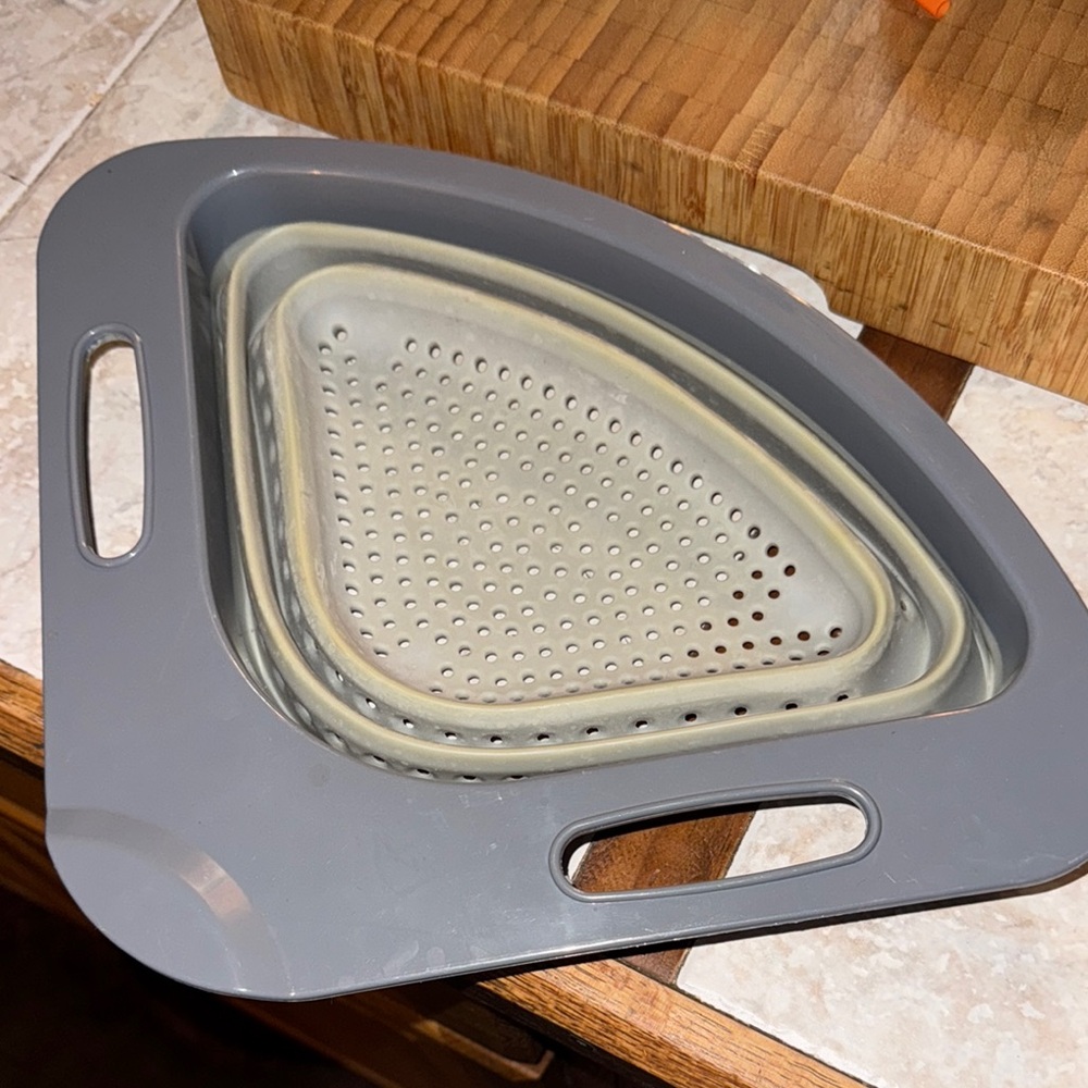 Gray and Cream Collapsible Strainer